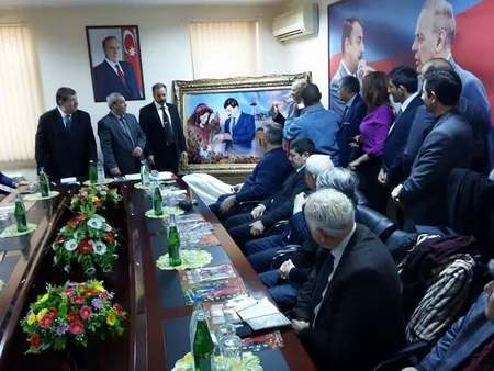 ​Təbrizli sənətkar bir ilə İlham-Fərizə adlı xalça toxuyub - FOTO