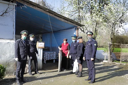 Gömrükçülər aztəminatlı ailələrə ərzaq yardımı ediblər