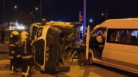 Türkiyədə mikroavtobus təcili yardım maşını ilə toqquşdu, xəsarət alanlar var
