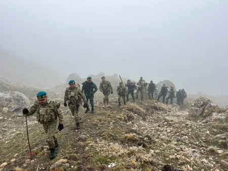 Bir qrup sərhədçi “Heydər Əliyev zirvəsi”nə qalxıb