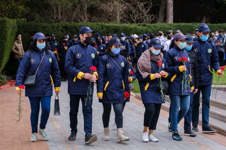 Gənc könüllülər ulu öndərin xatirəsini anıblar