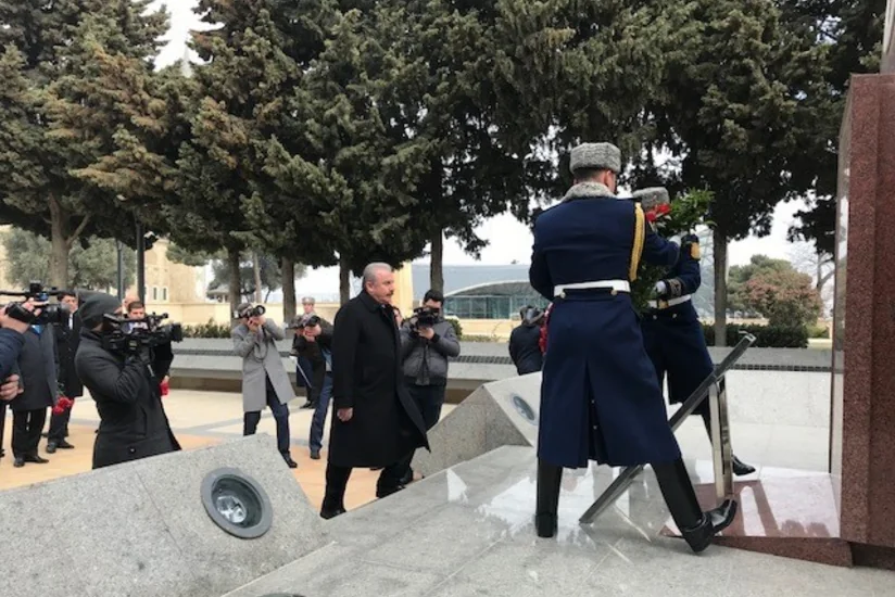 Türkiyə parlamentinin sədri Fəxri və Şəhidlər xiyabanlarını ziyarət edib