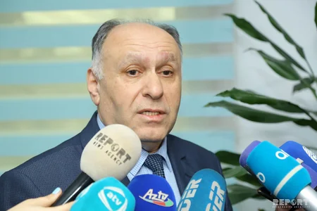 Nazir elektron qaydada pensiya təyin olunmuş ilk vətəndaşla görüşüb