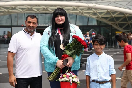 Olimpiadanın bürünc medalçısı İrina Kindzerskanın Bakıda qarşılanma mərasimi olub