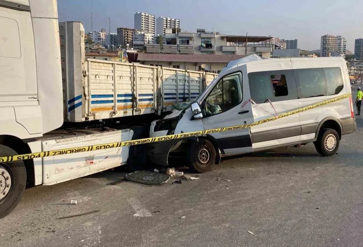 Minibus carrying students in Türkiye collides with trucks