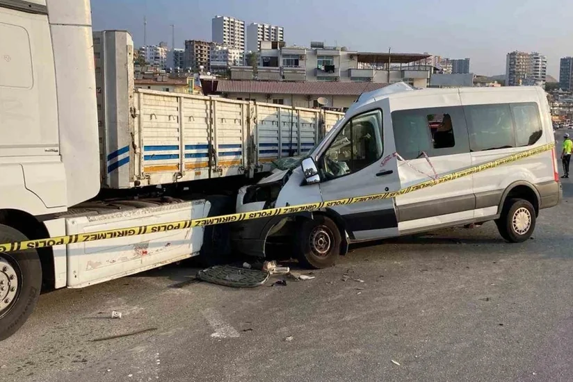 Minibus carrying students in Türkiye collides with trucks