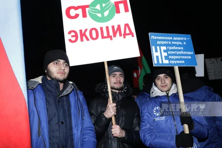 Участники акции протеста на дороге Ханкенди-Лачын исполняют патриотические песни