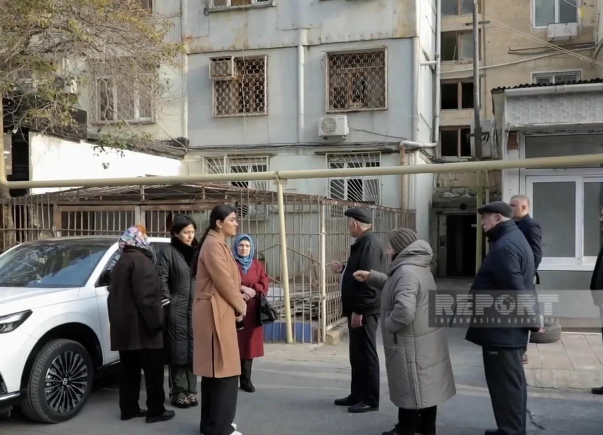 Bakıda binanı bazara çevirənlər sakinlər üçün təhlükəli vəziyyət yaradıb - VİDEO