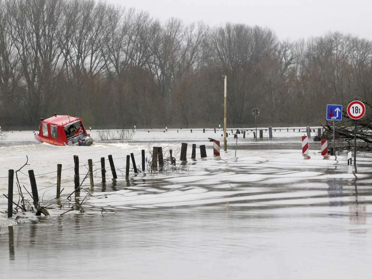 Aramsız yağışlar Almaniyada həyatı iflic edib - YENİLƏNİB