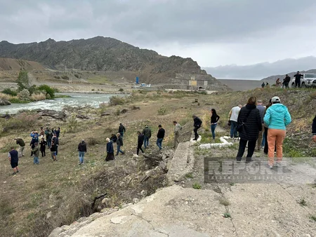 İsveçli səyahətçilər Xudafərin körpüsünü ziyarət ediblər