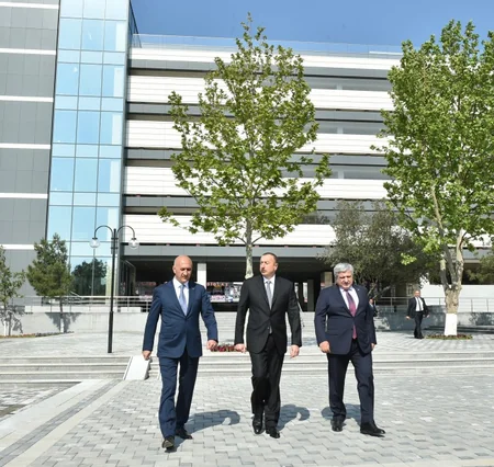 Bakının 8-ci Kilometr qəsəbəsində çoxmərtəbəli avtomobil dayanacağı istifadəyə verilib