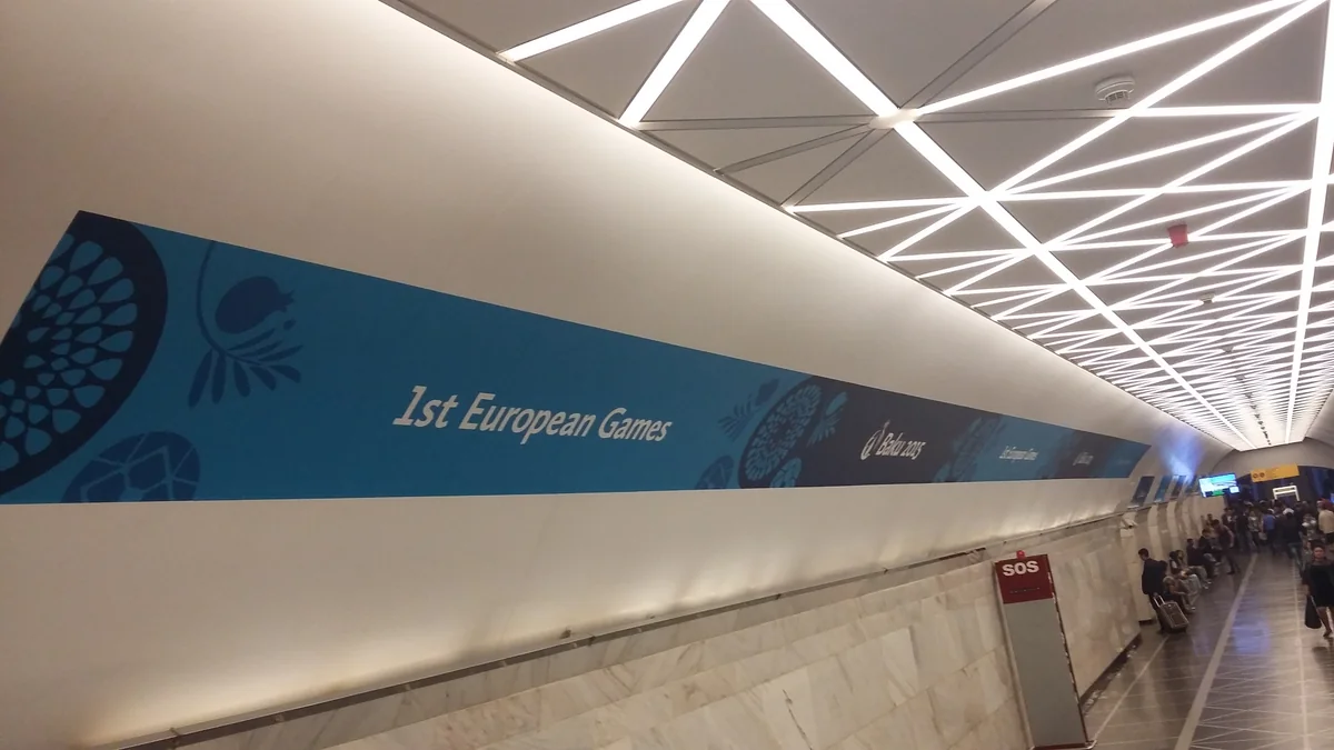 Bakı metrosunun vestibüllərinə plakatlar vurulub - FOTO