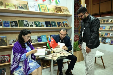 İstanbul sərgisində Azərbaycan yazarlarının iştirakı ilə ədəbi müzakirələr keçirilib