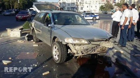 Xətai rayonunda qəza olub, avtomobil yoldan çıxaraq parkın ərazisinə girib - FOTO