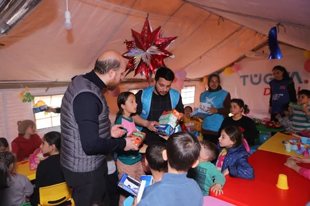 Bilal Ərdoğan Azərbaycan könüllülərinin Türkiyədəki düşərgəsinə baş çəkib