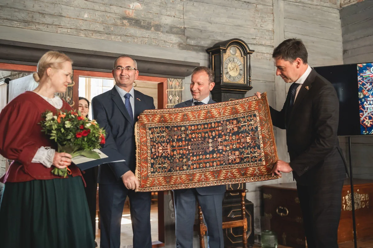 Azərbaycan Latviya muzeyinə xalça hədiyyə edib