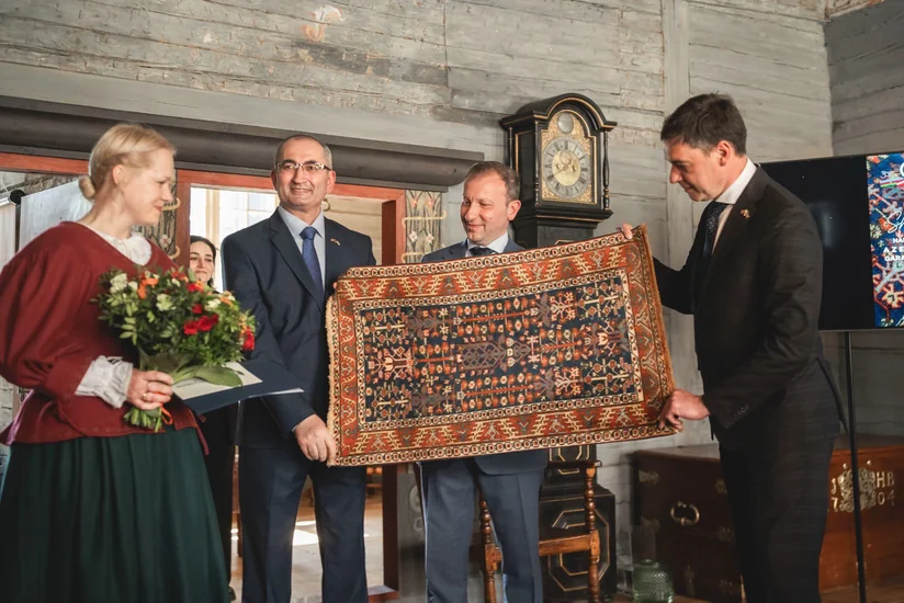 Azərbaycan Latviya muzeyinə xalça hədiyyə edib
