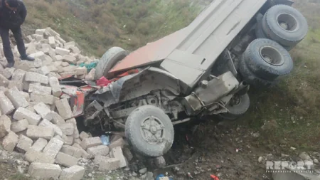 Şabranda daşla dolu KamAz dərəyə aşıb - FOTO
