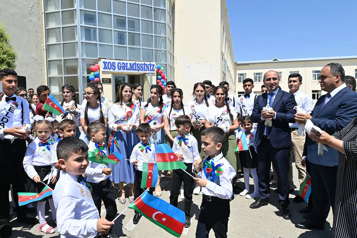 Təhsil naziri müharibədə zərər çəkən məktəbin Son zəng tədbirində iştirak edir