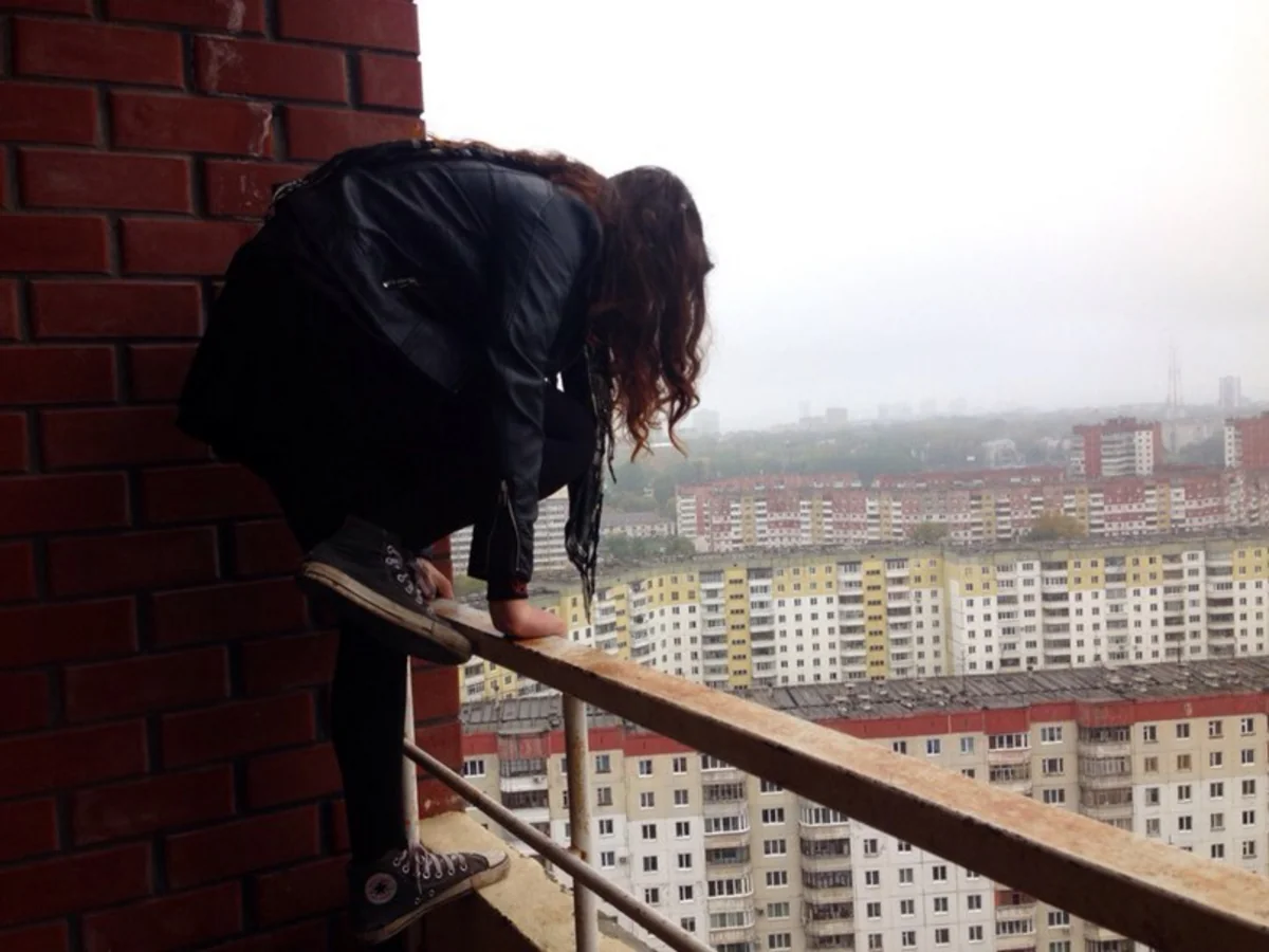 Bakıda 14 yaşlı qız özünü 9-cu mərtəbədən ataraq intihar edib