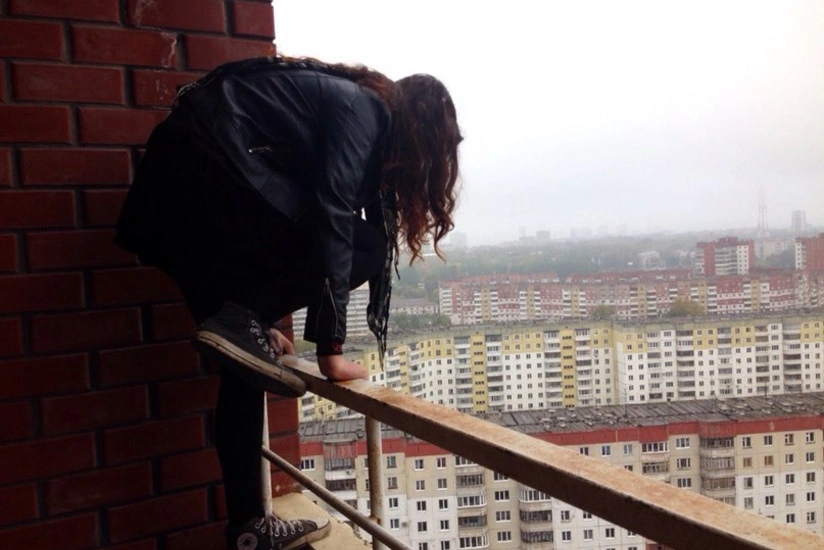 Bakıda 14 yaşlı qız özünü 9-cu mərtəbədən ataraq intihar edib