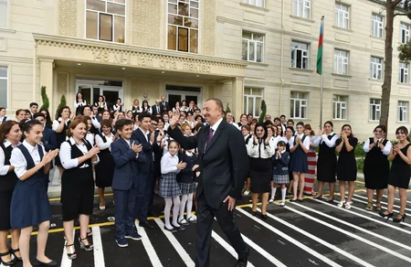 ​Prezident İlham Əliyev 148 nömrəli tam orta məktəbdə yenidənqurma işlərindən sonra yaradılan şəraitlə tanış olub