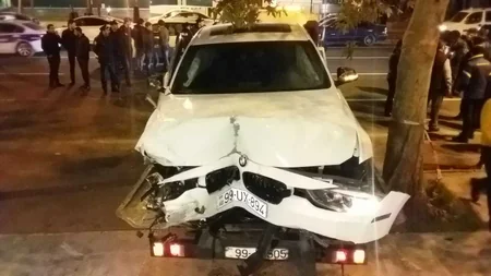 Bakıda yüksək sürətlə hərəkət edən “BMW” otelin giriş qapısına çırpılıb