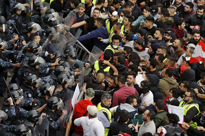 Демонстрации в Бейруте переросли в столкновения с полицией и погромы
