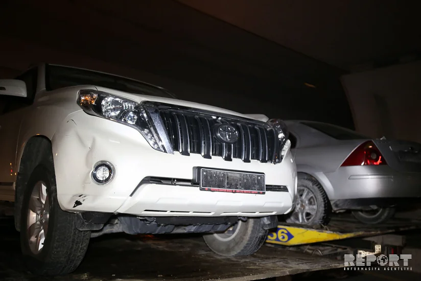 В Баку совершивший аварию водитель автомобиля скрылся с места ДТП