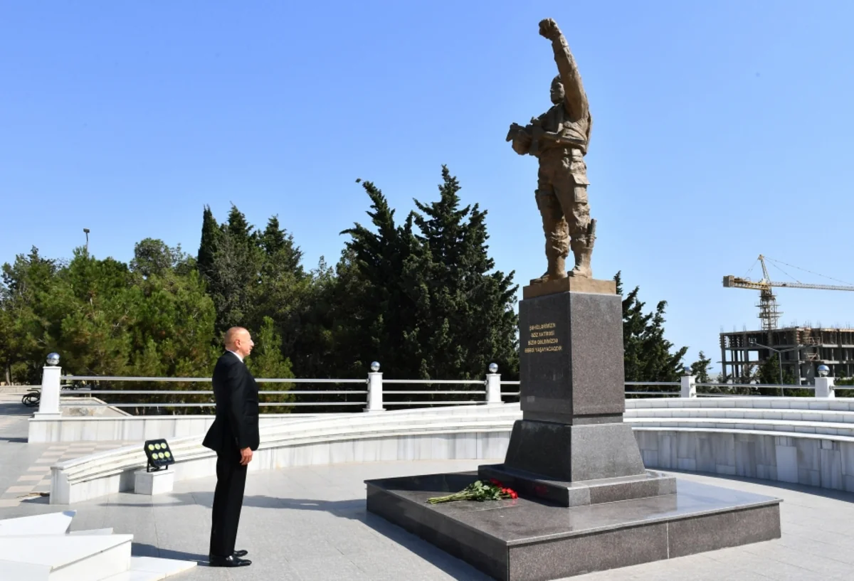 Dövlət başçısı Sumqayıtda Şəhidlər xiyabanında olub