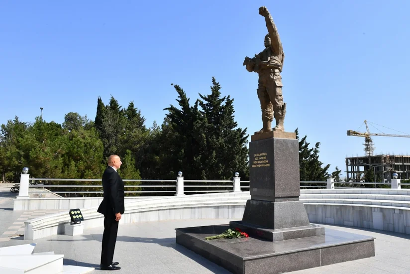 Dövlət başçısı Sumqayıtda Şəhidlər xiyabanında olub
