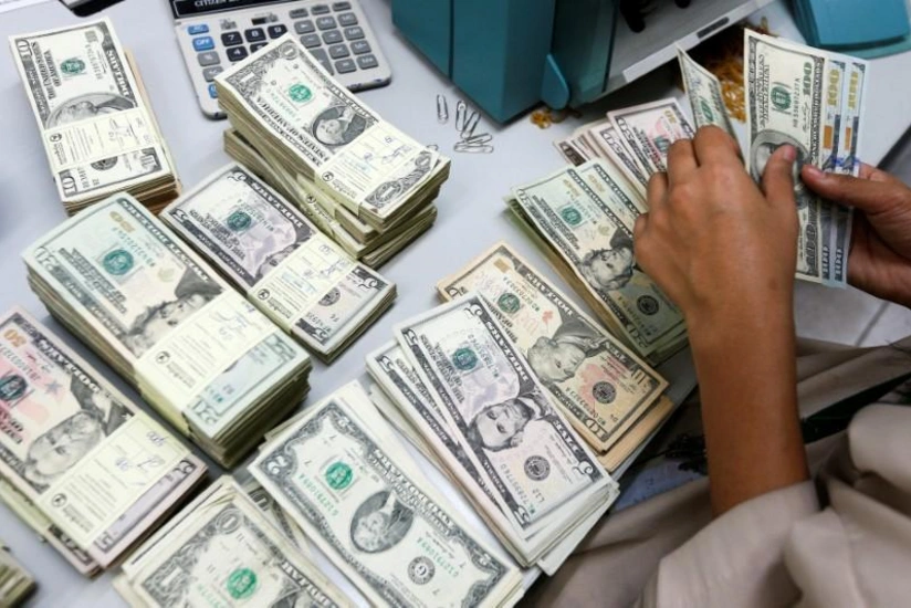 Report experts: Dollar may decline in Azerbaijan