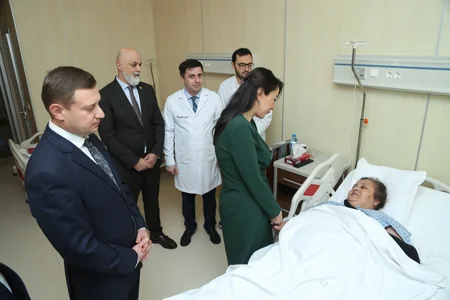 Омбудсмен Азербайджана навестила пострадавших при крушении самолета AZAL