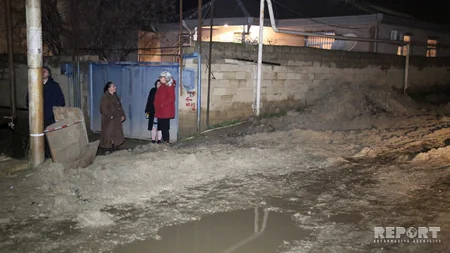 Bakıda su borusu partlayıb, 10 evi su basıb - VİDEO
