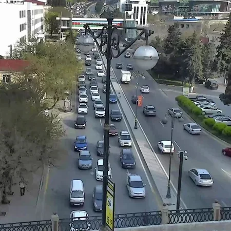 Bakının bir sıra yollarında nəqliyyatın sıxlığı müşahidə olunur