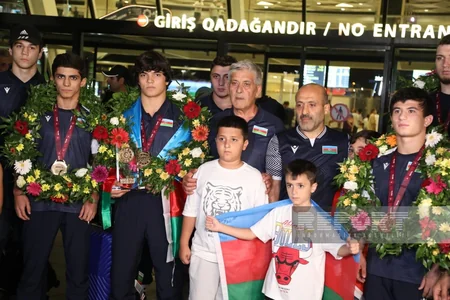 Avropa çempionu olan Azərbaycanın sərbəst güləşçiləri Bakıya qayıdıb