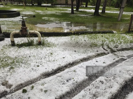 Qaxa dolu yağıb, yağış suları həyətlərə dolub