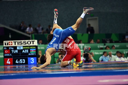 Türkiyəli güləşçi qələbəsini iki bayraqla qeyd edib - FOTO