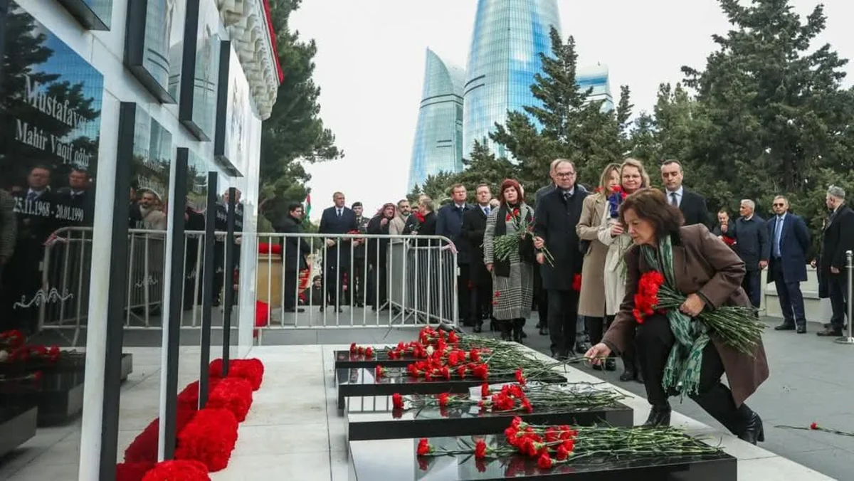 Fransa səfiri Şəhidlər xiyabanını ziyarət edib