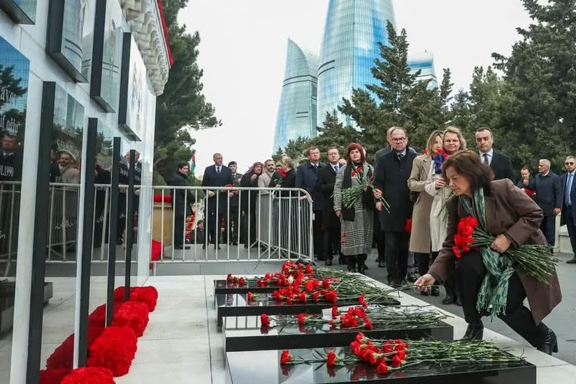 Fransa səfiri Şəhidlər xiyabanını ziyarət edib
