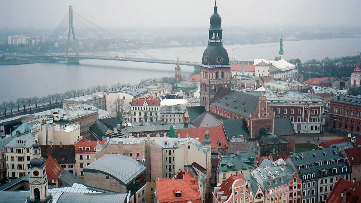 Латвия высылает троих сотрудников посольства России