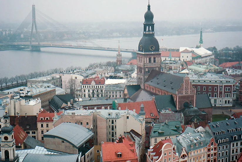 Латвия высылает троих сотрудников посольства России