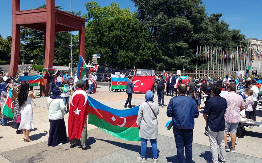 Azerbaijanis stage rally before UN HQ against Armenian provocation