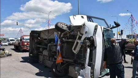 Türkiyədə hərbçiləri daşıyan avtobusla polis avtomobili toqquşub, 33 nəfər yaralanıb