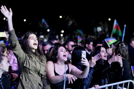 Heydər Əliyev Mərkəzinin parkında Müstəqillik Günü münasibətilə konsert olub
