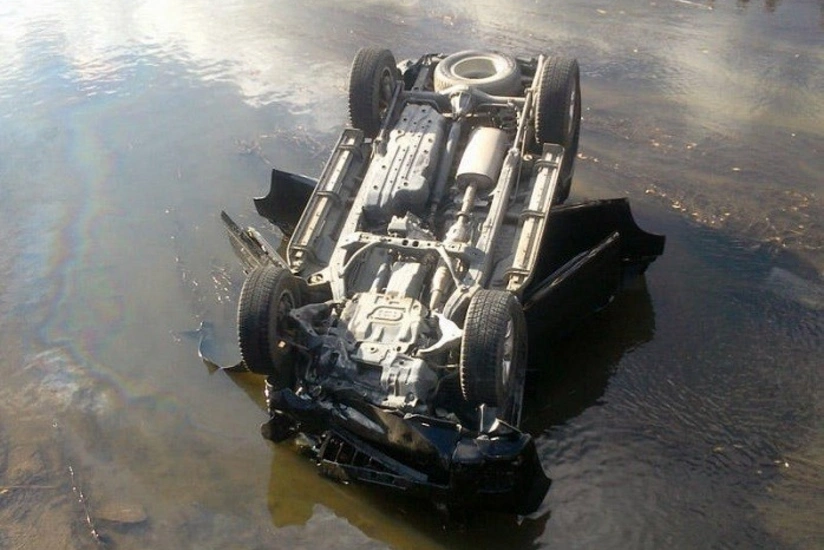 Salyanda avtomobil kanala düşüb, 2 nəfər ölüb