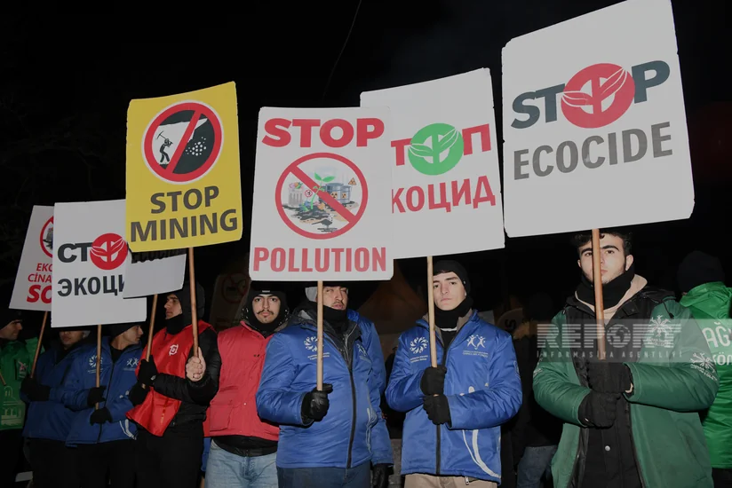 Несмотря на морозную погоду, участники акции на дороге Ханкенди-Лачын проявляют высокую активность