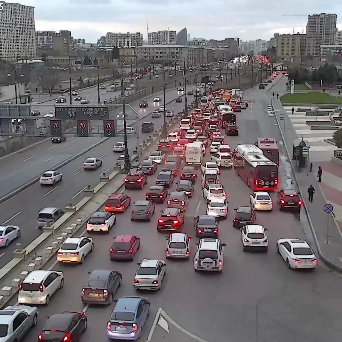 Bakının bir sıra yollarında nəqliyyatın sıxlığı yaranıb