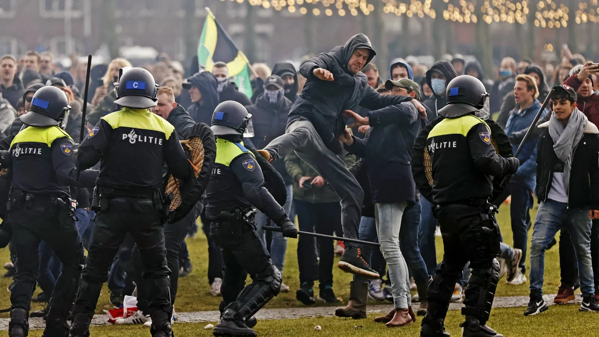 Полиция применила водометы для разгона демонстрантов в Амстердаме