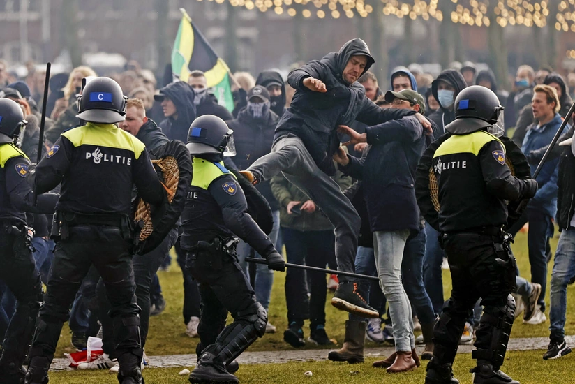 Полиция применила водометы для разгона демонстрантов в Амстердаме